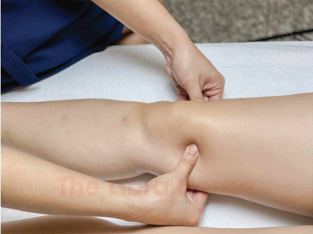 Massage trị liệu vùng chân 9
