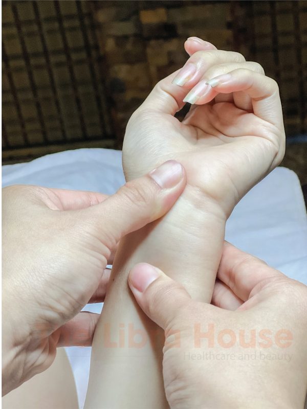Massage trị liệu vùng tay 4